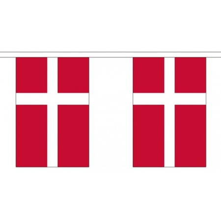 Landen vlaggen versiering set - Denemarken - Vlag 90 x 150 cm en vlaggenlijn 3 meter